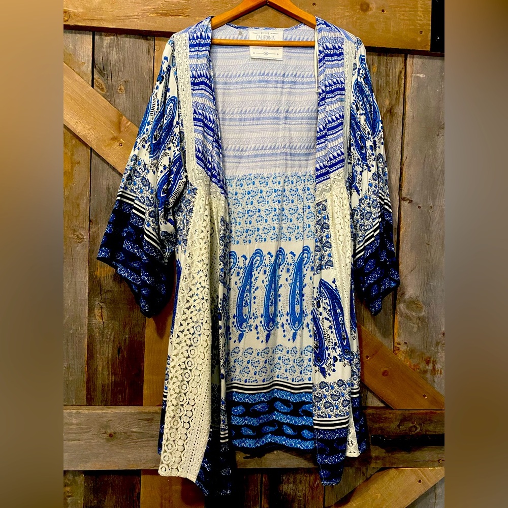 Kimono with lace inserts
